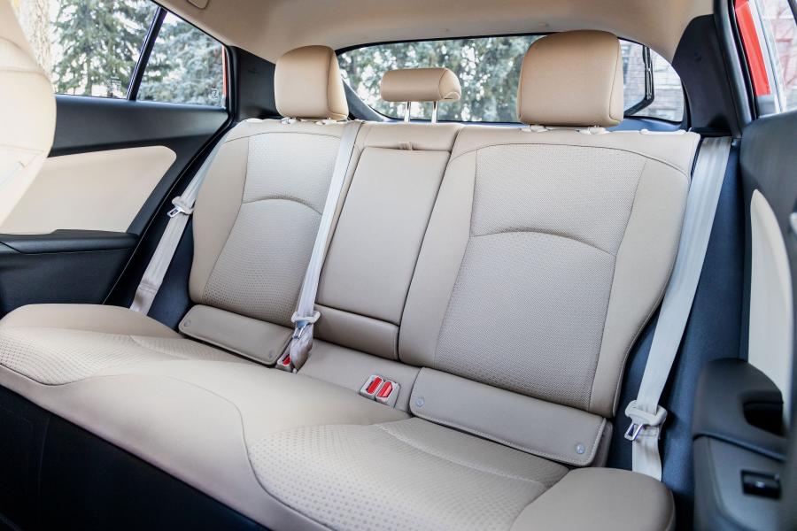 Интерьер Toyota Prius LE 2019 года  (NA) (фото 8 из 10)